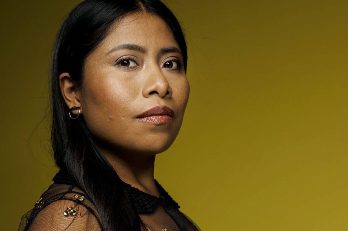 Yalitza Aparicio luce minifalda con tenis de plataforma en Venecia