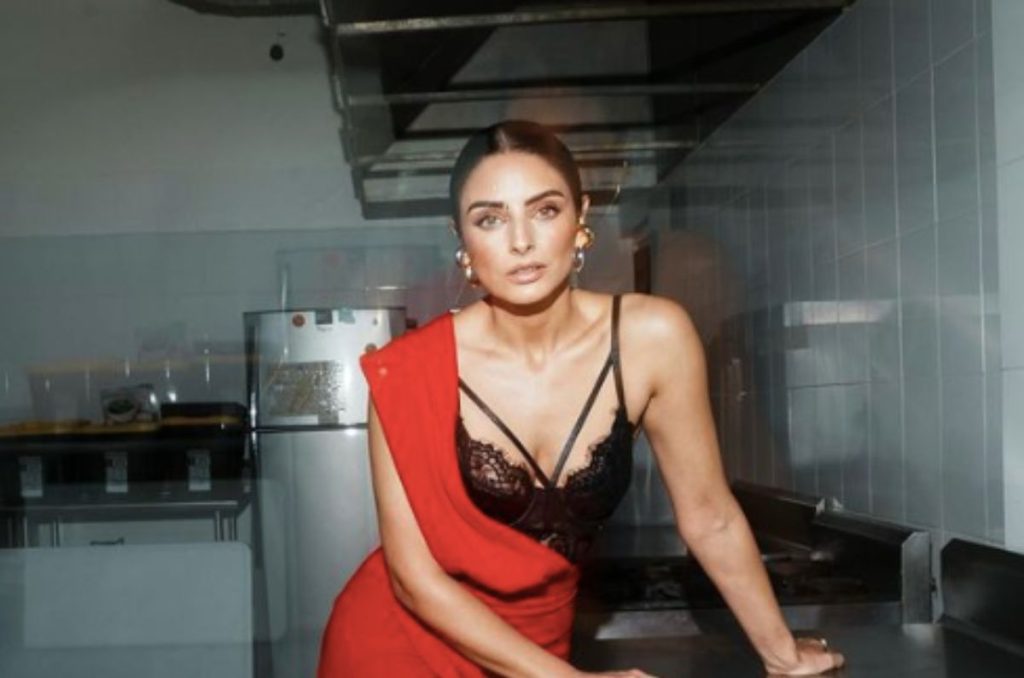 Aislinn Derbez luce hermoso vestido transparente