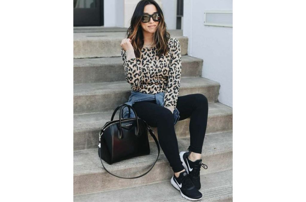 Outfits con tenis negros ideales para ir a trabajar y verte elegante 9