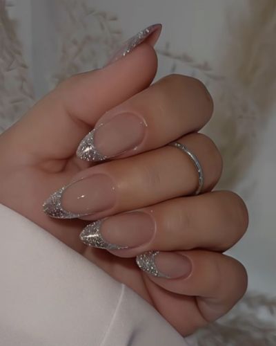 Uñas almendradas con brillos en diseño francés
