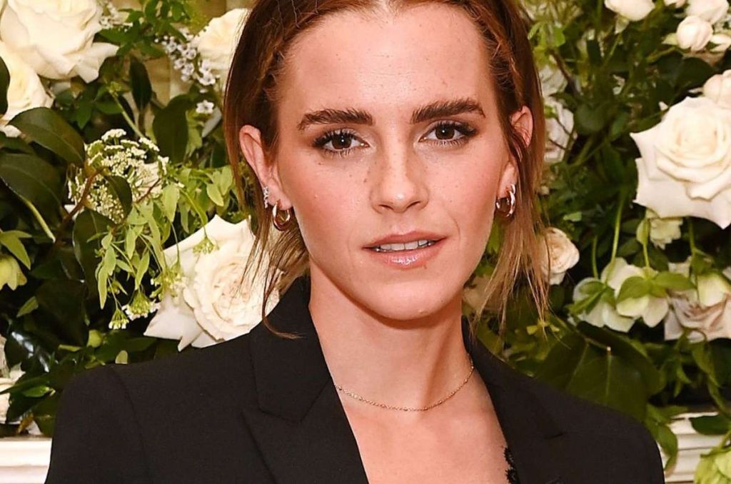 emma watson blazer negro y bralette