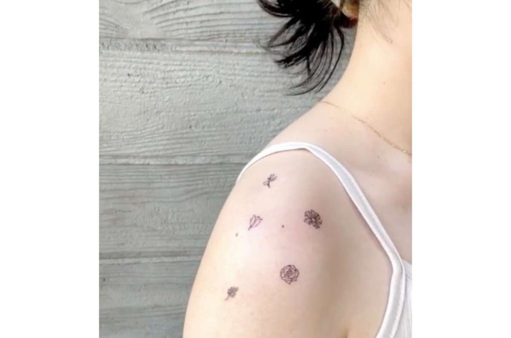 tatuaje de flores mini
