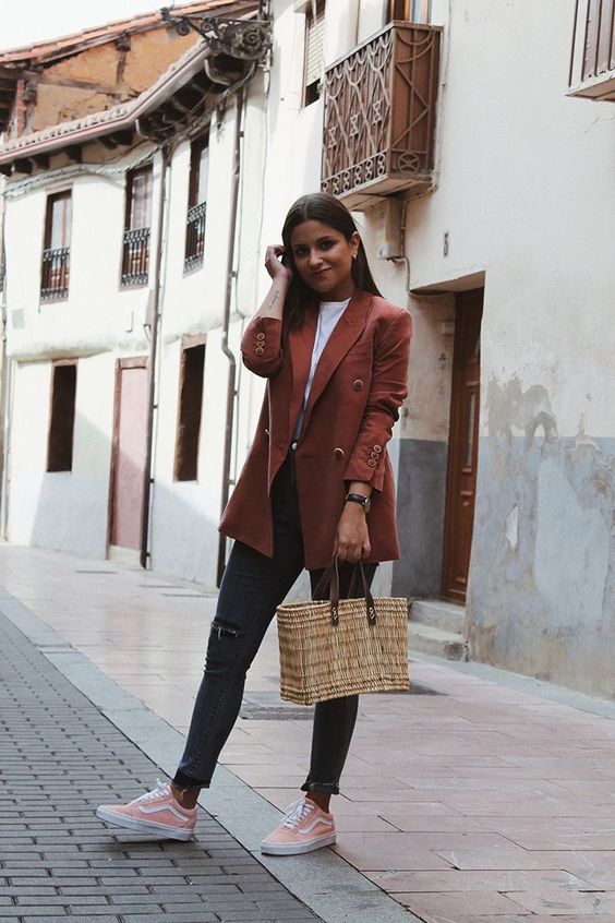 Outfits con jeans oscuros para lucir arreglada en la oficina 1