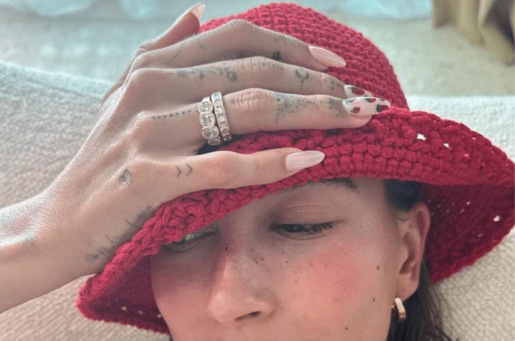 Hailey Bieber muestra cómo usar las ‘jelly nails strawberry’ para un manicure elegante 0