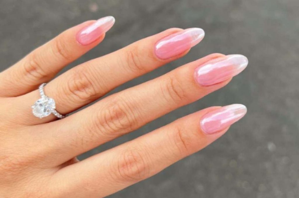 Hailey Bieber muestra cómo usar las ‘jelly nails strawberry’ para un manicure elegante 1