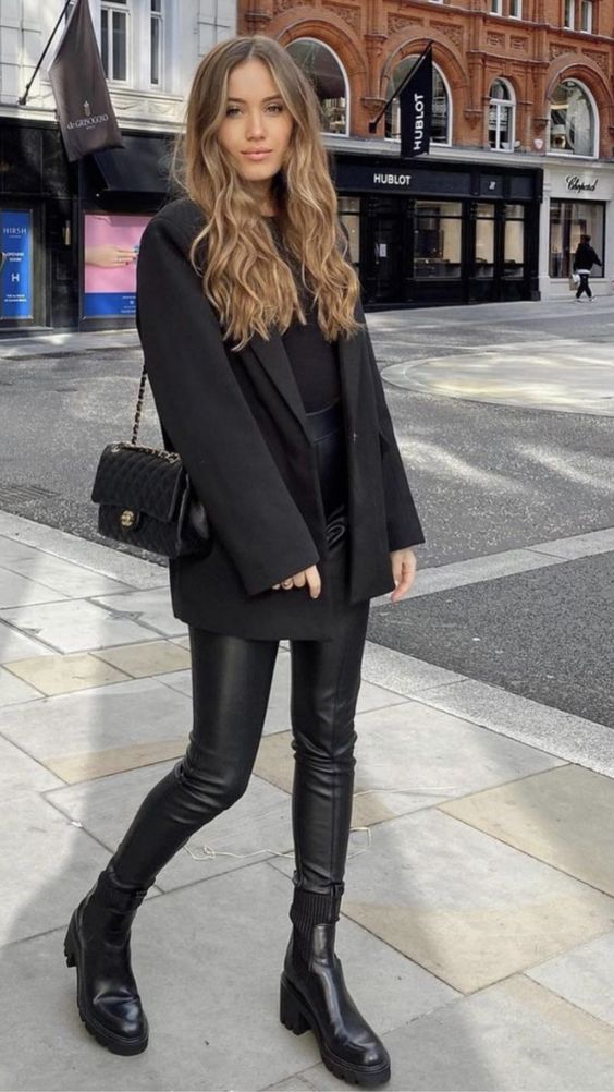 Outfits con leggings negros para verte más arreglada en el trabajo en invierno 1