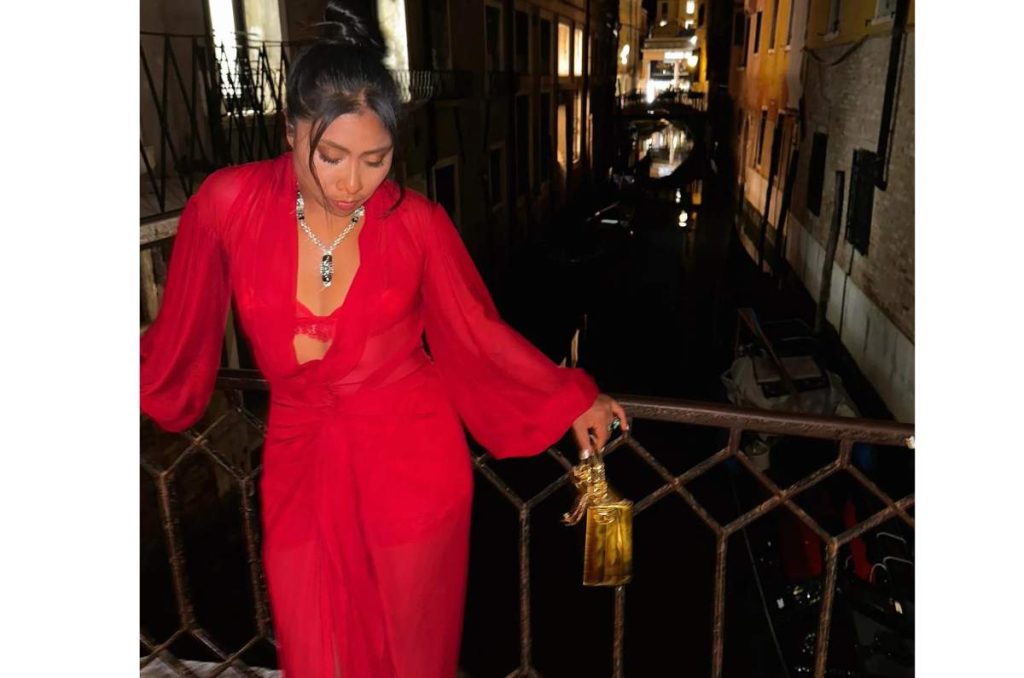 El look rojo de Yalitza Aparicio es ideal para usarlo esta temporada navideña 1