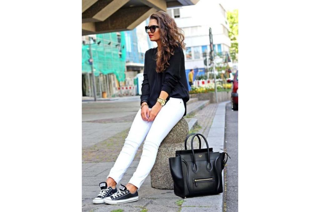 Outfits con tenis negros ideales para ir a trabajar y verte elegante 1