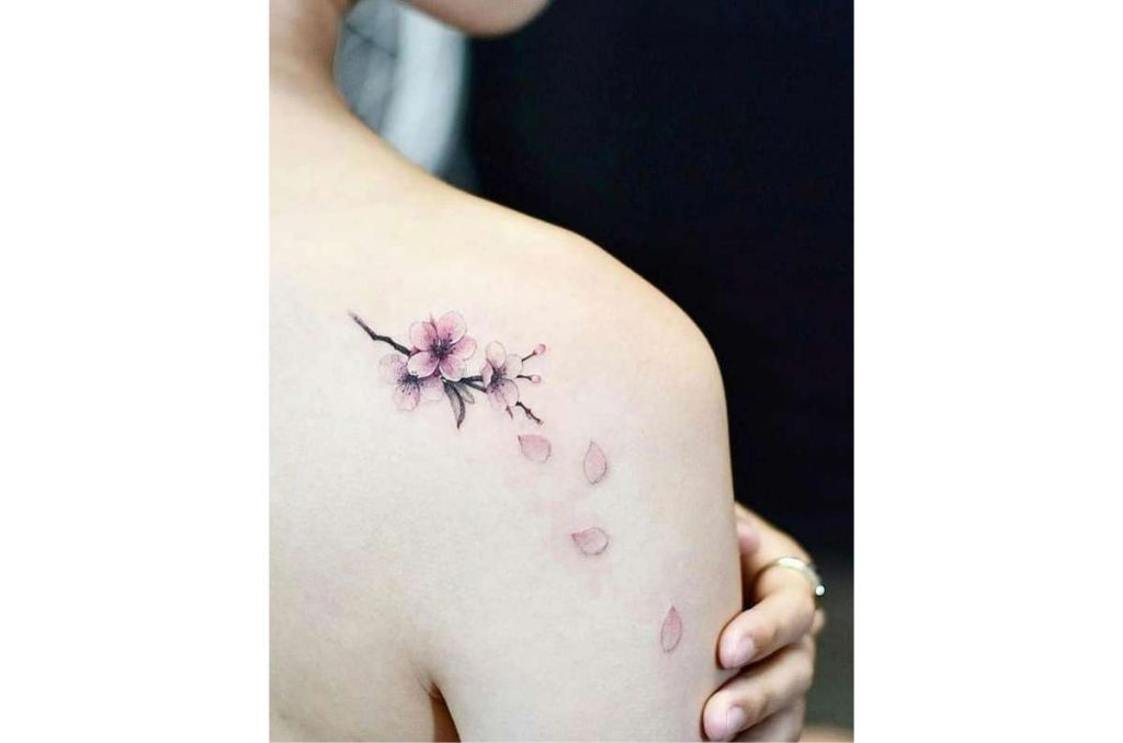 tatuaje de flor soltando pétalos