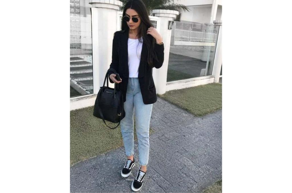 Outfits con tenis negros ideales para ir a trabajar y verte elegante 3