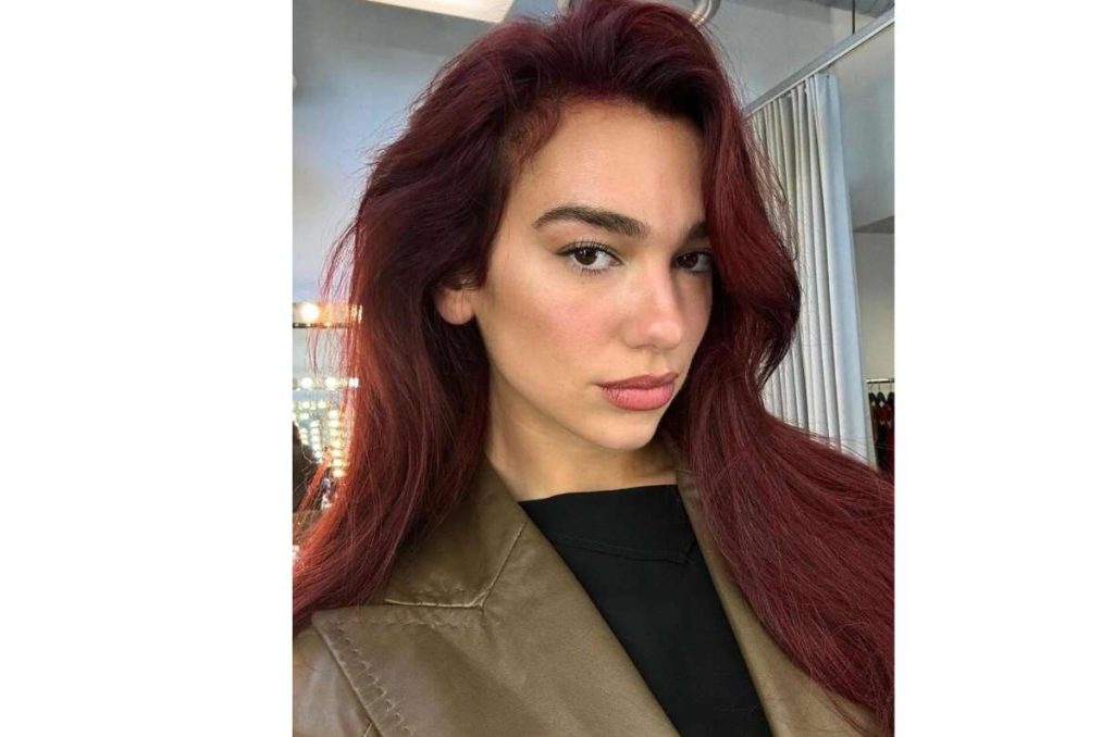 Cómo conseguir el cabello rojo de Dua Lipa con tinte de caja 1