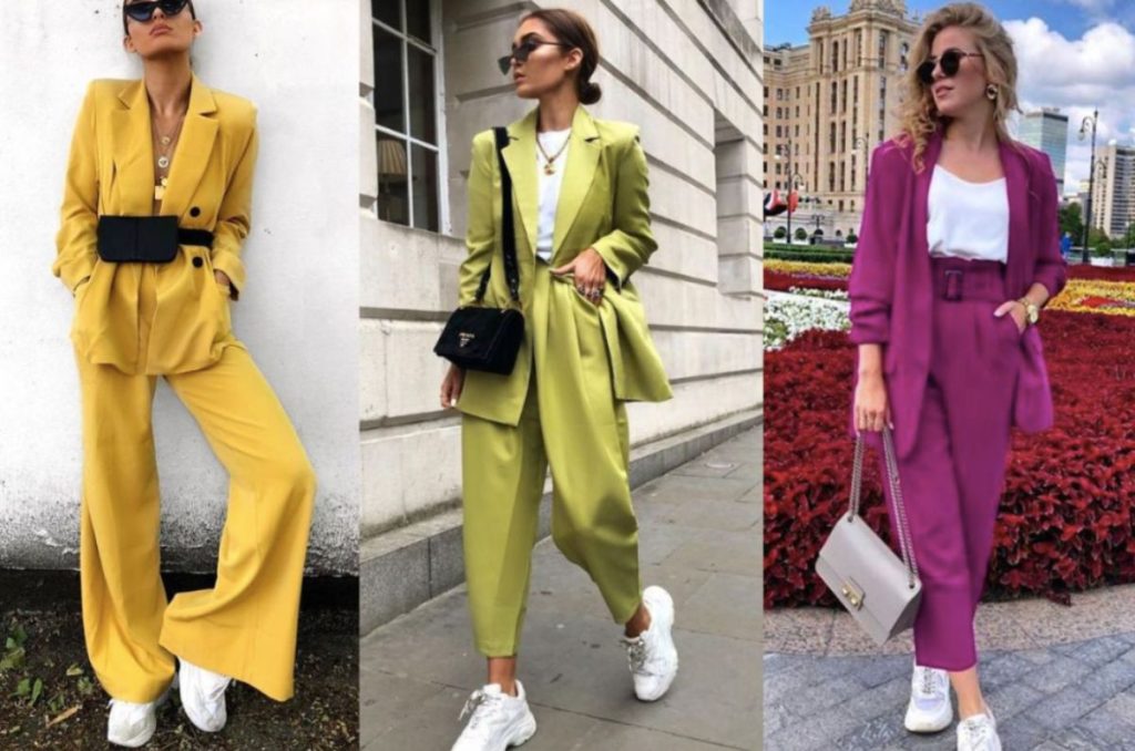 Outfits con traje sastre de colores llamativos y tenis blancos