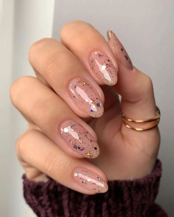 Uñas almendras elegantes con glitter para Año Nuevo 0