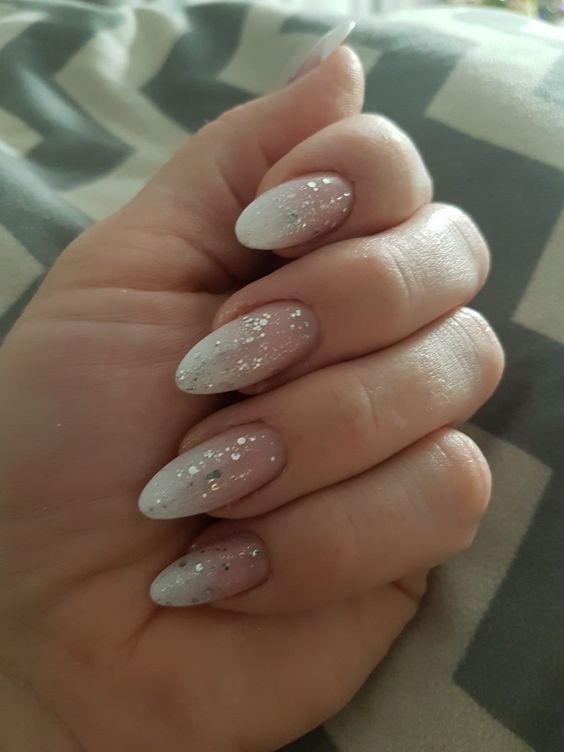 Uñas almendras elegantes con glitter para Año Nuevo 3