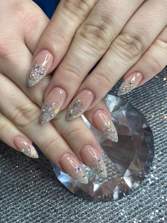 Uñas almendras elegantes con glitter para Año Nuevo 4