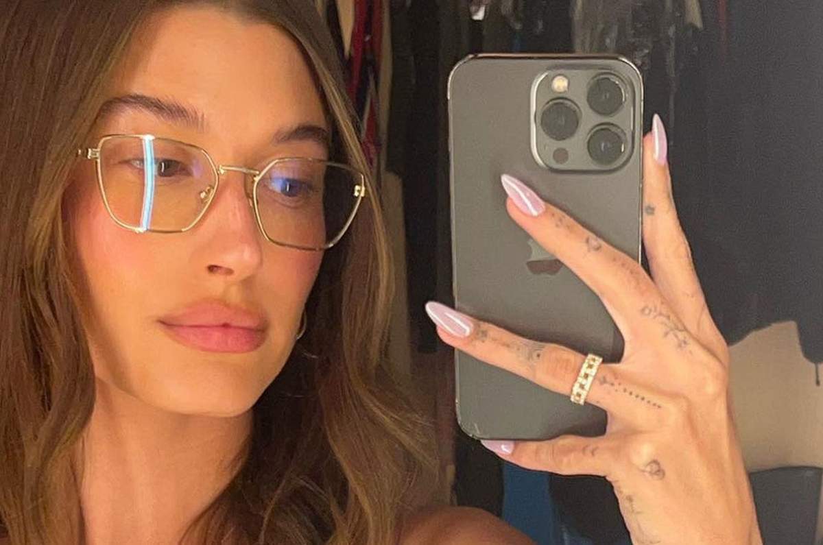 Hailey Bieber muestra cómo usar las ‘jelly nails strawberry’ para un manicure elegante