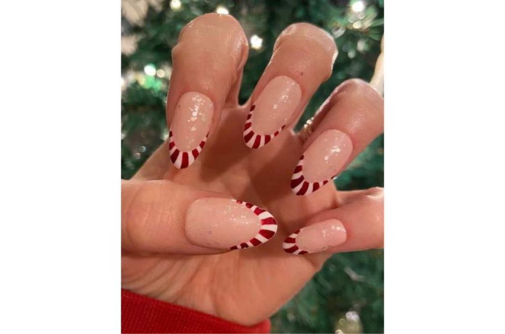 5 ideas de uñas de bastones de caramelo para esta Navidad 0