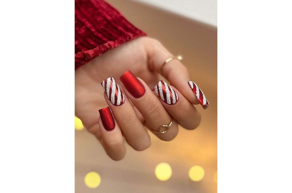 5 ideas de uñas de bastones de caramelo para esta Navidad 3