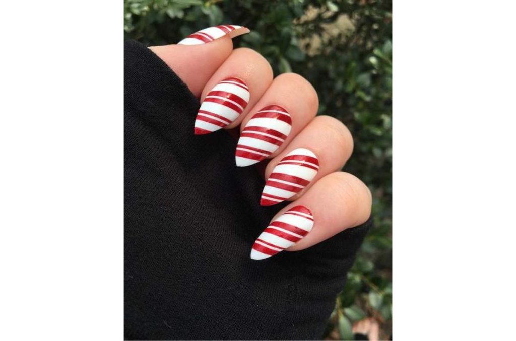 5 ideas de uñas de bastones de caramelo para esta Navidad 4