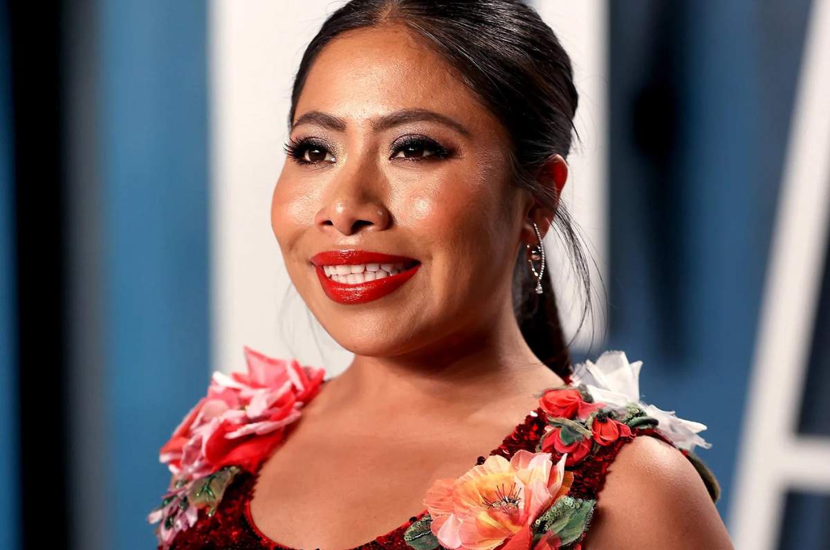 El look rojo de Yalitza Aparicio es ideal para usarlo esta temporada navideña