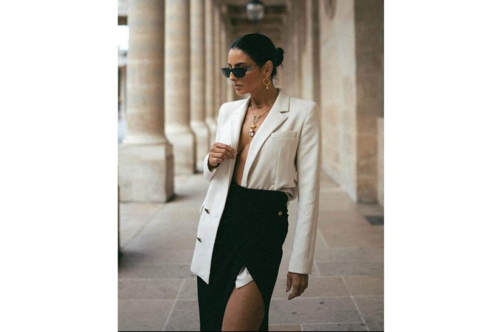 Aislinn Derbez da cátedra de cómo lucir un blazer con escote infinito 0