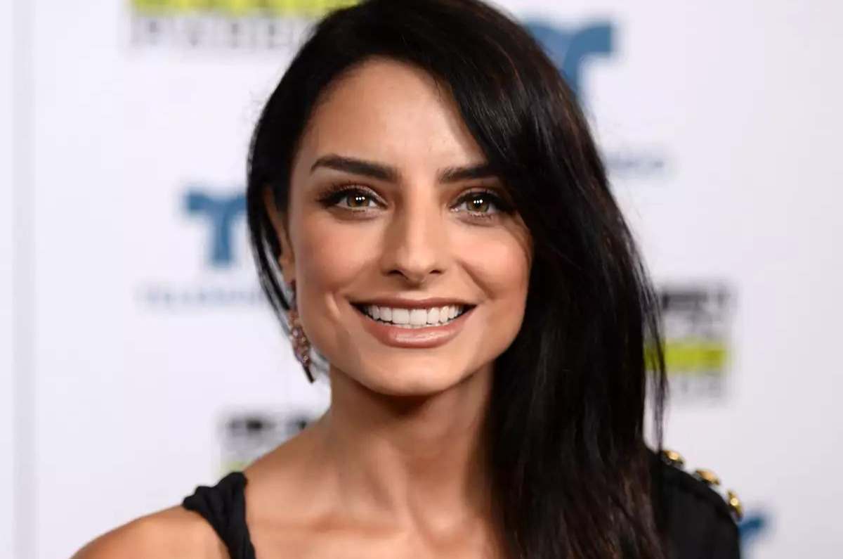 Aislinn Derbez da cátedra de cómo lucir un blazer con escote infinito