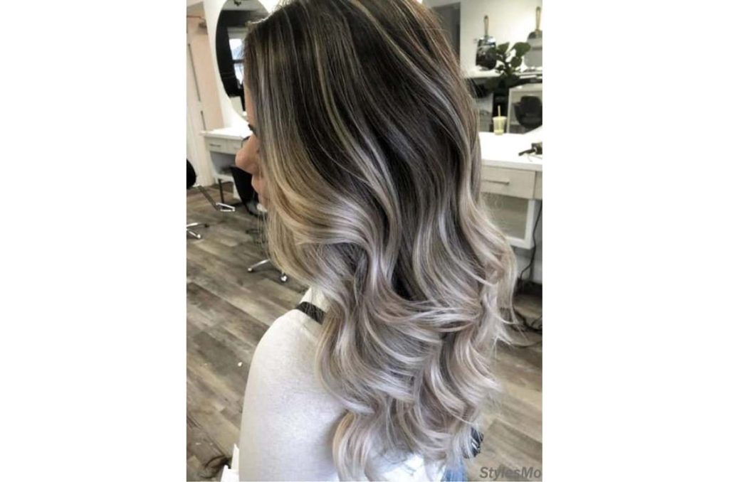 Mechas platinadas en cabello negro: la forma de ocultar las canas 3