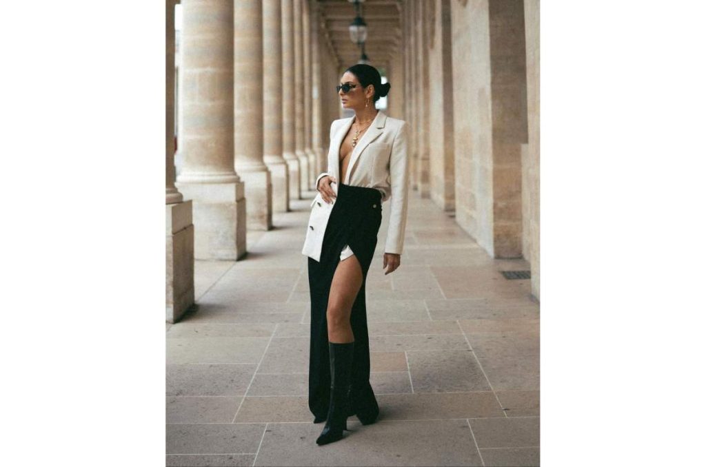 Aislinn Derbez da cátedra de cómo lucir un blazer con escote infinito 1