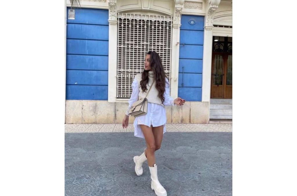 Outfits con botas beige para cuando hace frío y calor al mismo tiempo 4