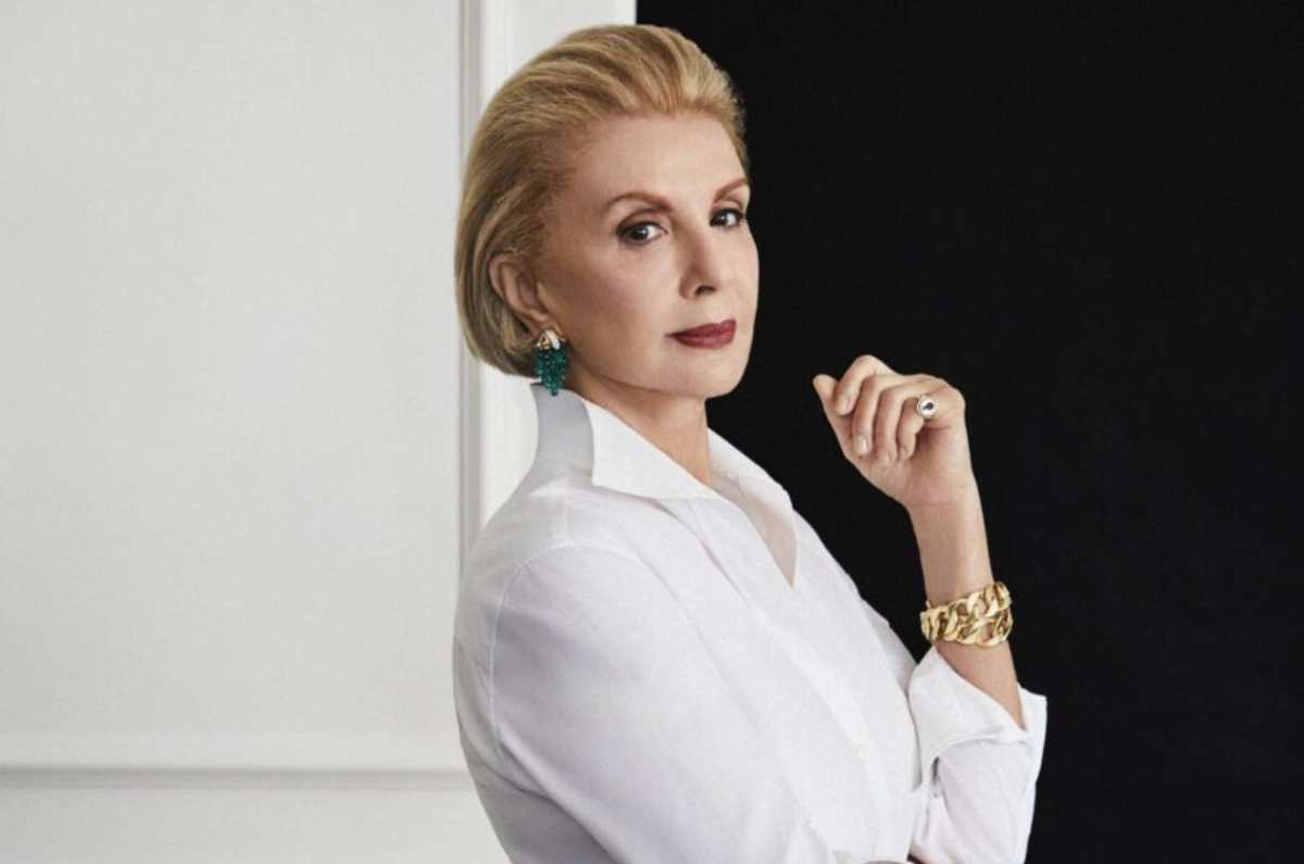Carolina Herrera muestra cómo lucir elegante con una blusa transparente