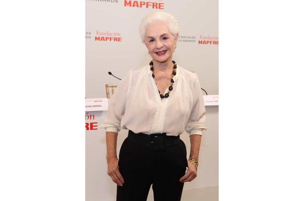 Carolina Herrera muestra cómo lucir elegante con una blusa transparente 0