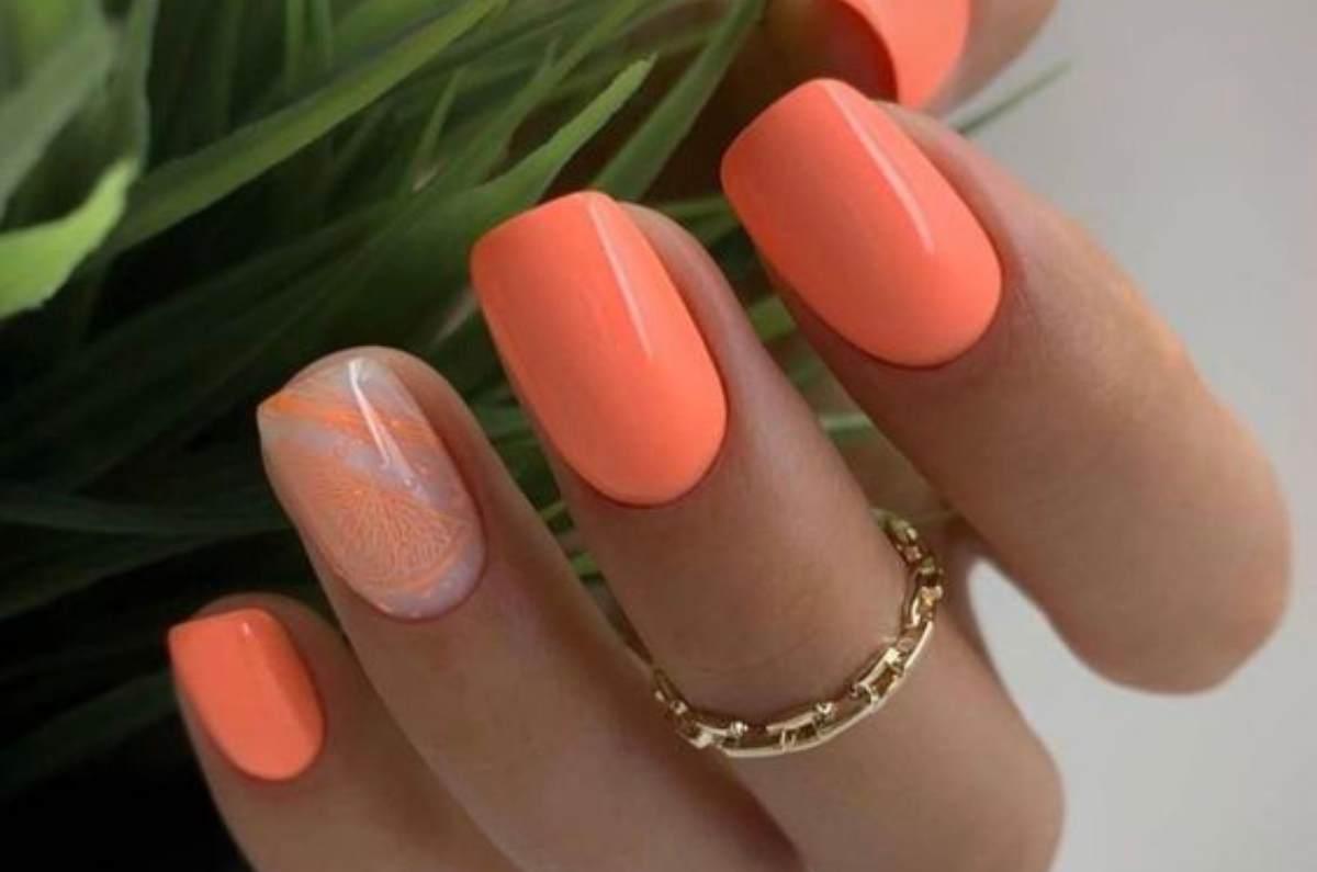 Uñas peach neón