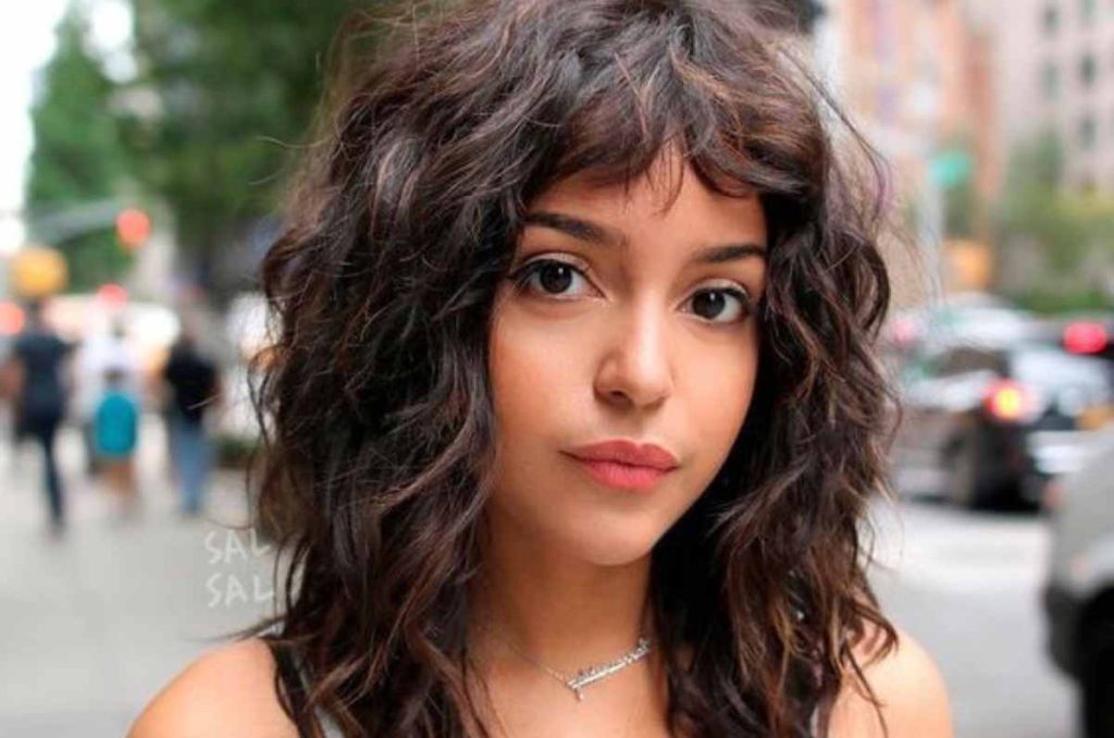 cabello chino con fleco