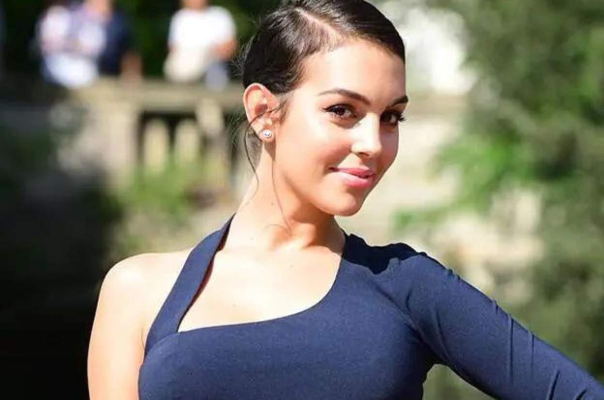 Georgina Rodríguez muestra cómo lucir un mini vestido blanco y lucir sofisticada