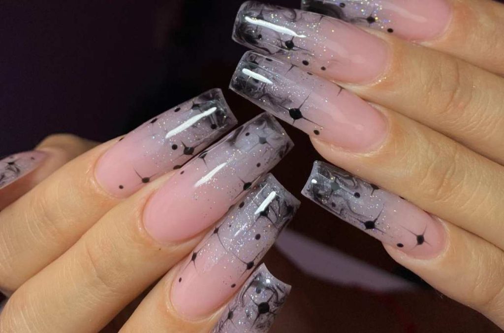 10 diseños de uñas minimalistas negras para verte classy 6