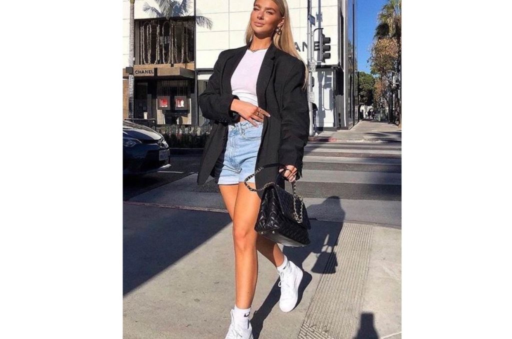 Outfits cómodos para enfrentar los cambios de clima en verano 4