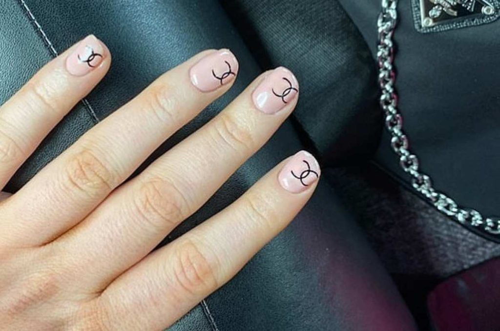 10 diseños de uñas minimalistas negras para verte classy 5