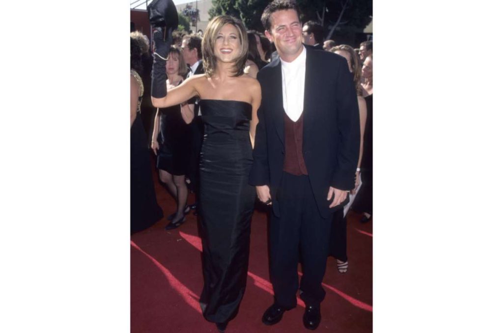 Jennifer Aniston nos enseña cómo lucir elegantes en black dress a los 50s 0