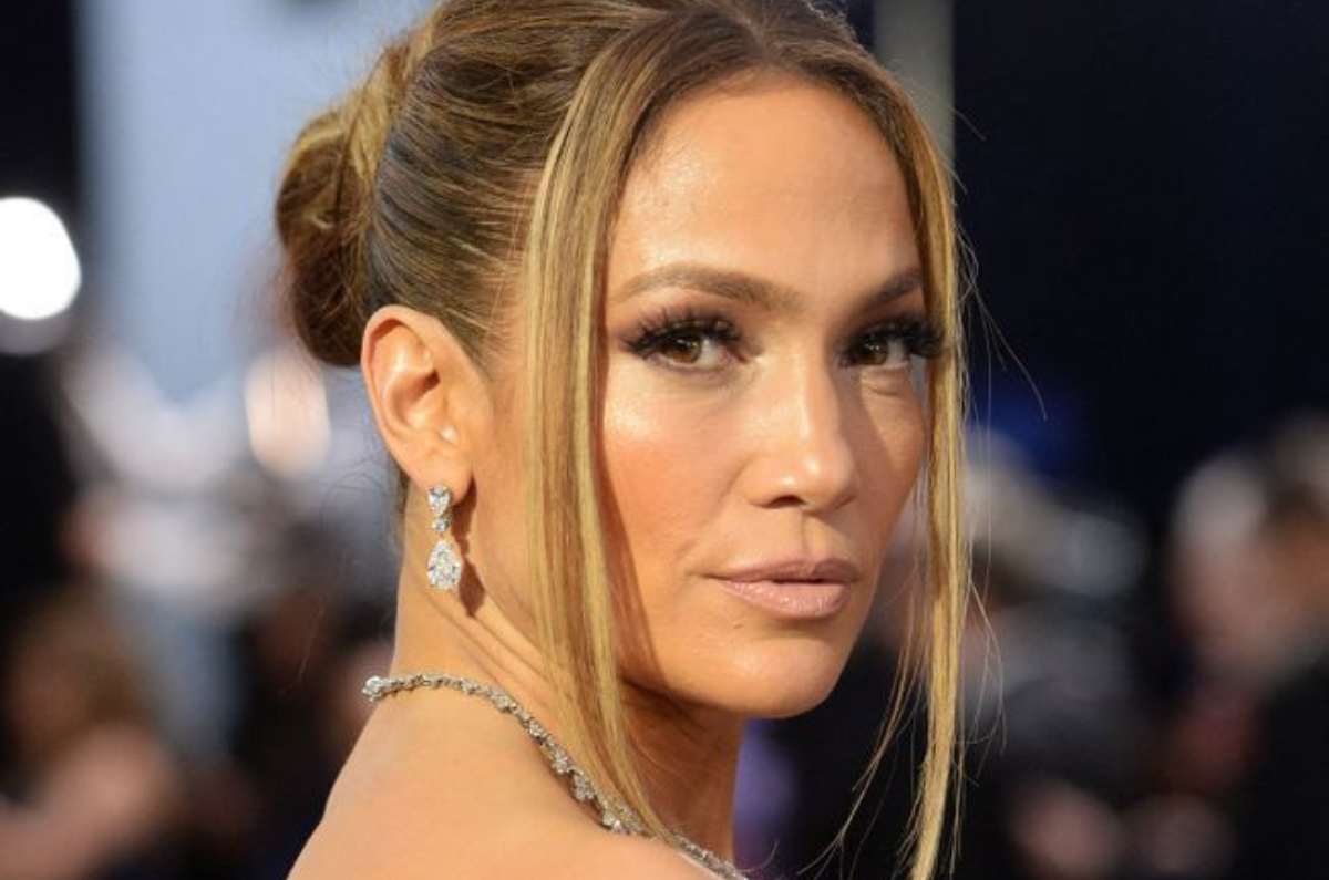 Jennifer Lopez muestra cómo usar la moda coquette a los 50+