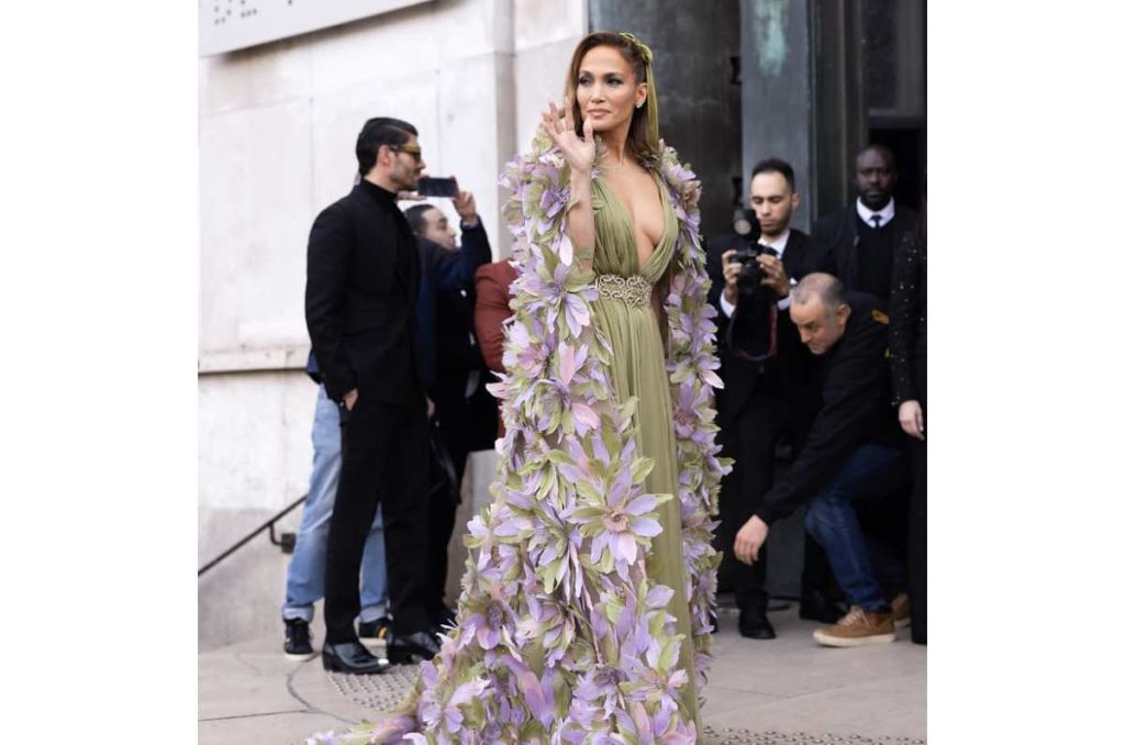 Jennifer Lopez muestra cómo usar la moda coquette a los 50+ 0