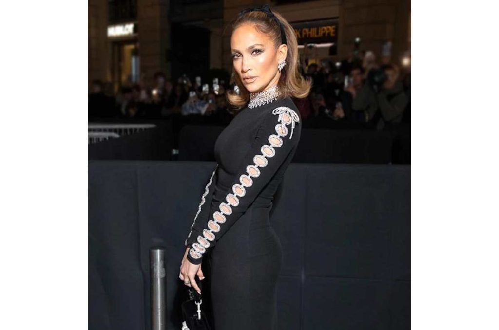 Jennifer Lopez muestra cómo usar la moda coquette a los 50+ 1