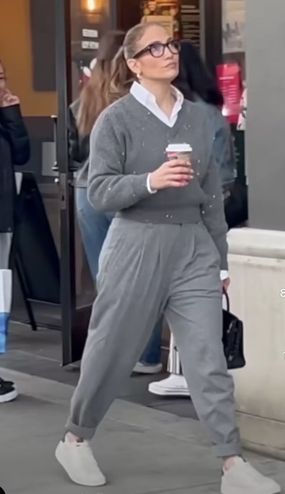 Pantalón y suéter con camisa: El look de JLo para lucir como lady boss 0