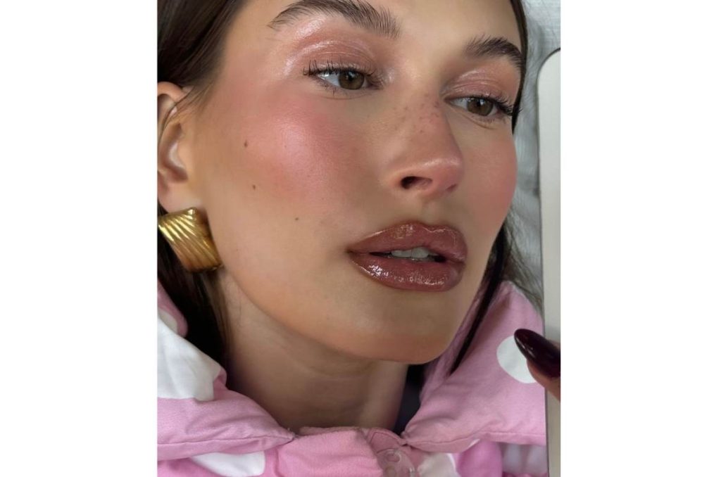 Copia el lip combo de Hailey Bieber con estos tips fáciles 3