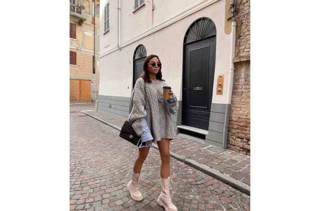 Outfits con botas beige para cuando hace frío y calor al mismo tiempo 0