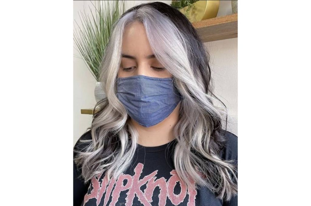 mechas platinadas en cabello castaño