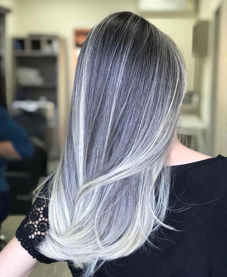 Mechas platinadas en cabello negro: la forma de ocultar las canas 7