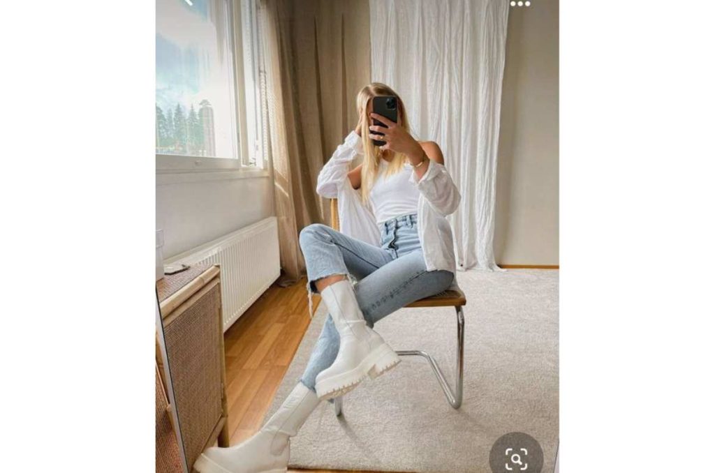 Outfits con botas beige para cuando hace frío y calor al mismo tiempo 2