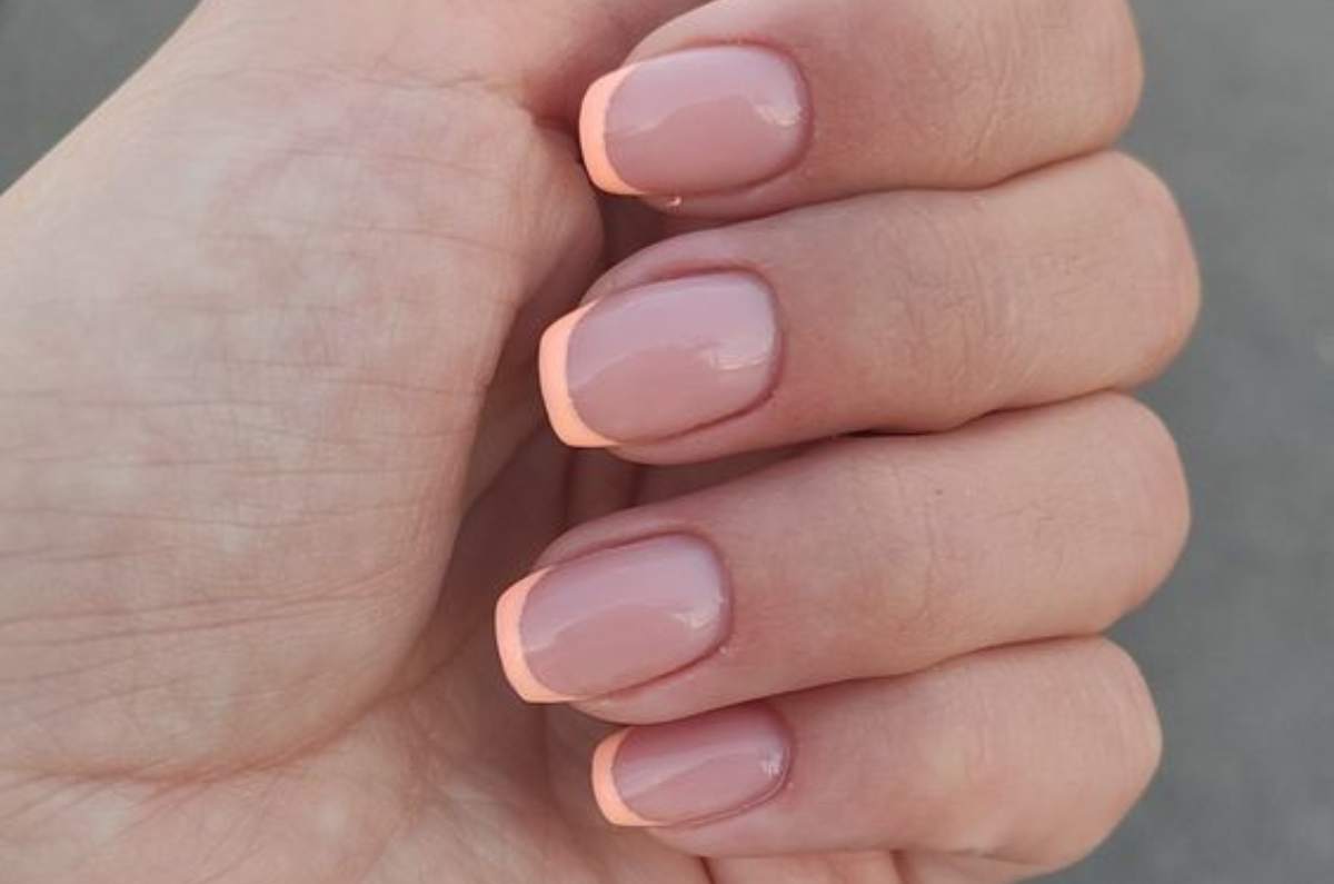 Uñas Peach Fuzz Francesas