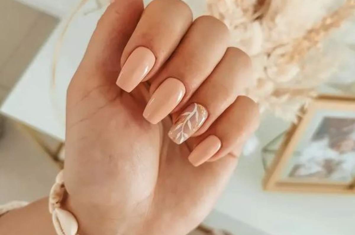 Ideas de uñas almendradas con el color del año peach fuzz