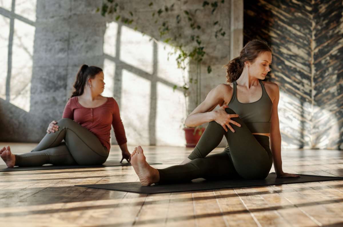 Practicar yoga es una gran forma de poner en sintonía tu cuerpo y tu mente en el presente.